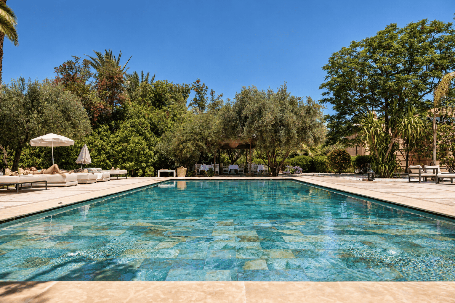 Piscine turquoise et jardin de la villa
