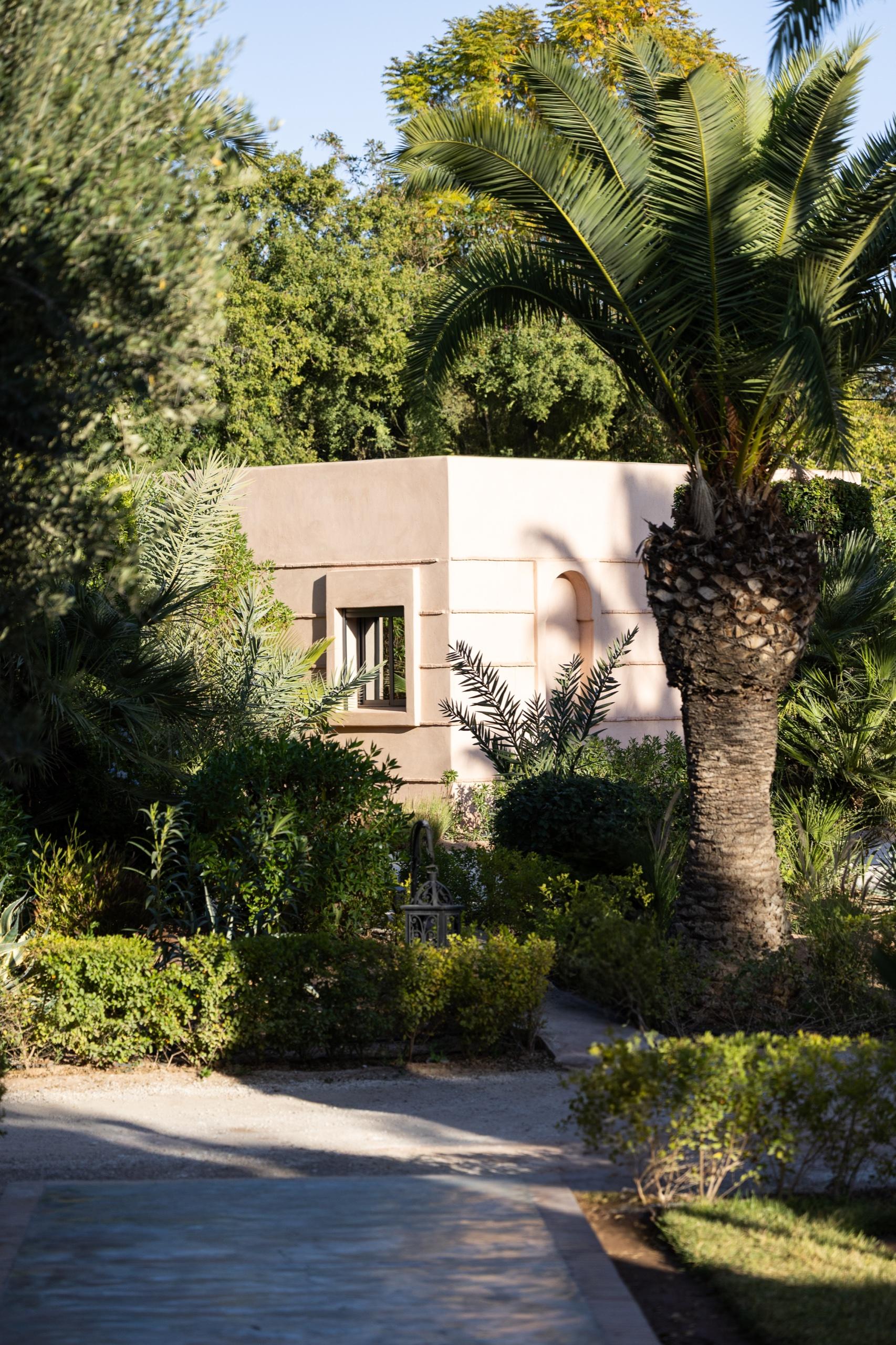 Pavillon — extérieur dans le jardin