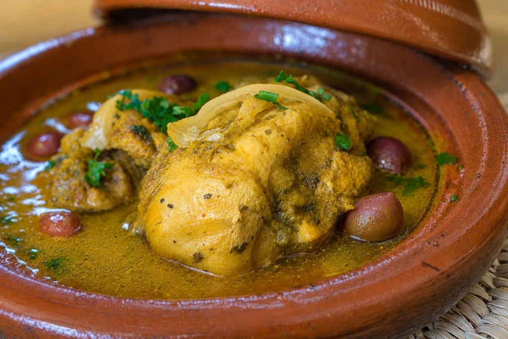 Tajine de poulet aux olives et herbes fraîches
