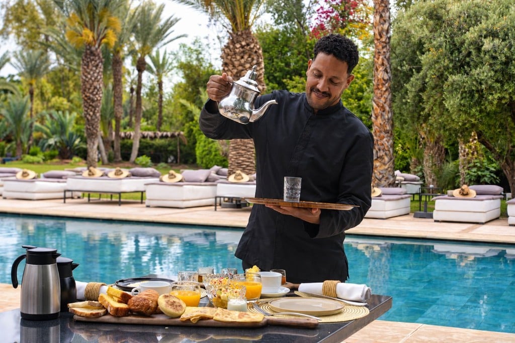 Service du thé marocain au petit-déjeuner, au bord de la piscine