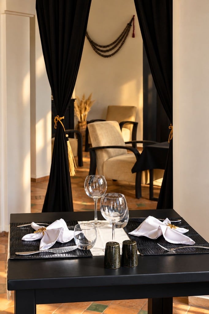 Salle à manger dressée pour un dîner intimiste