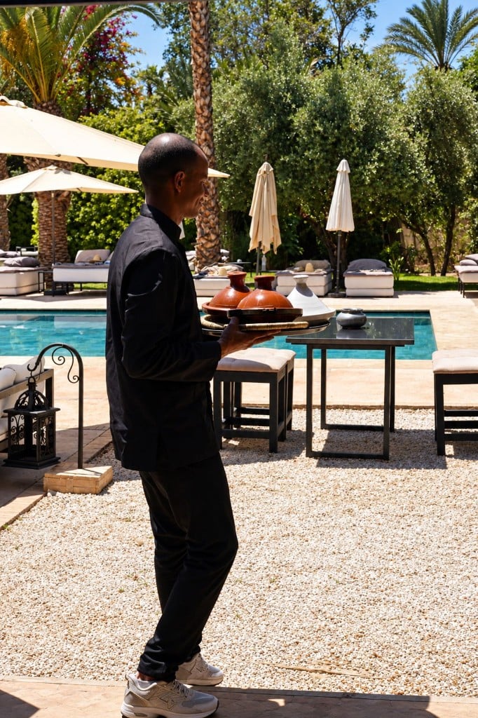 Service de tajines sur la terrasse au bord de la piscine