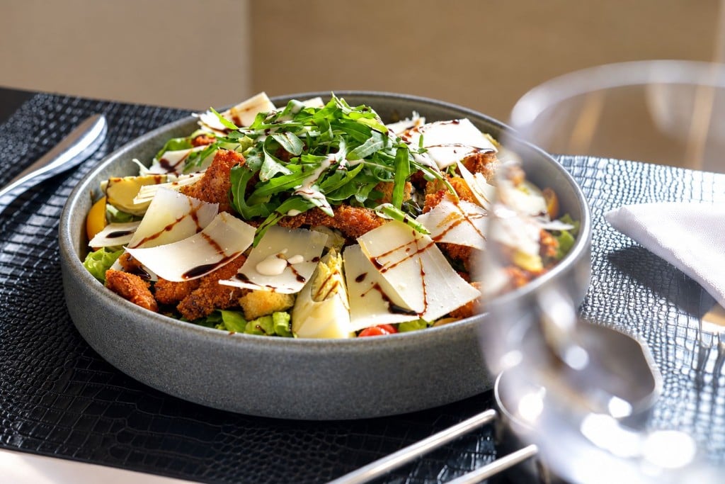 Salade gourmande au poulet pané et parmesan