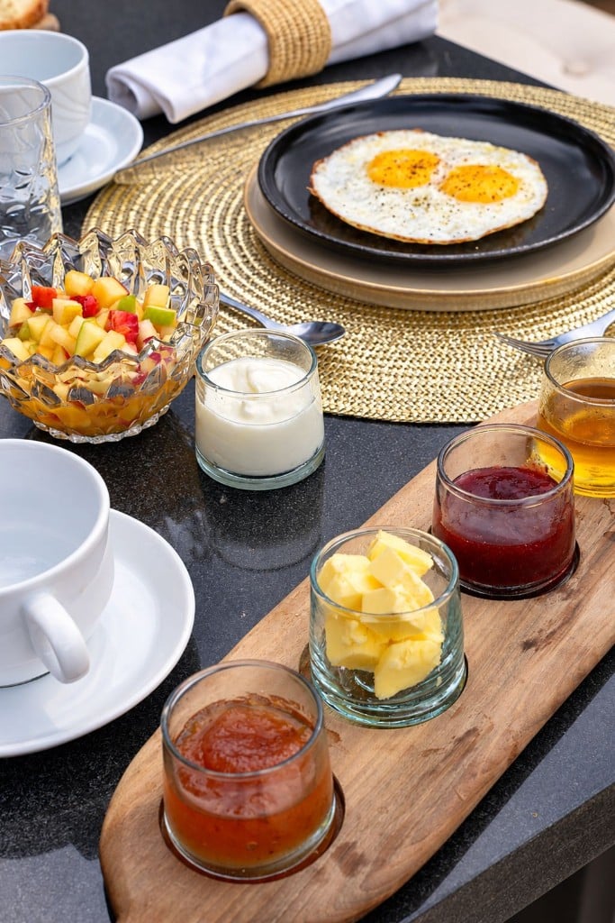 Petit-déjeuner complet à la villa