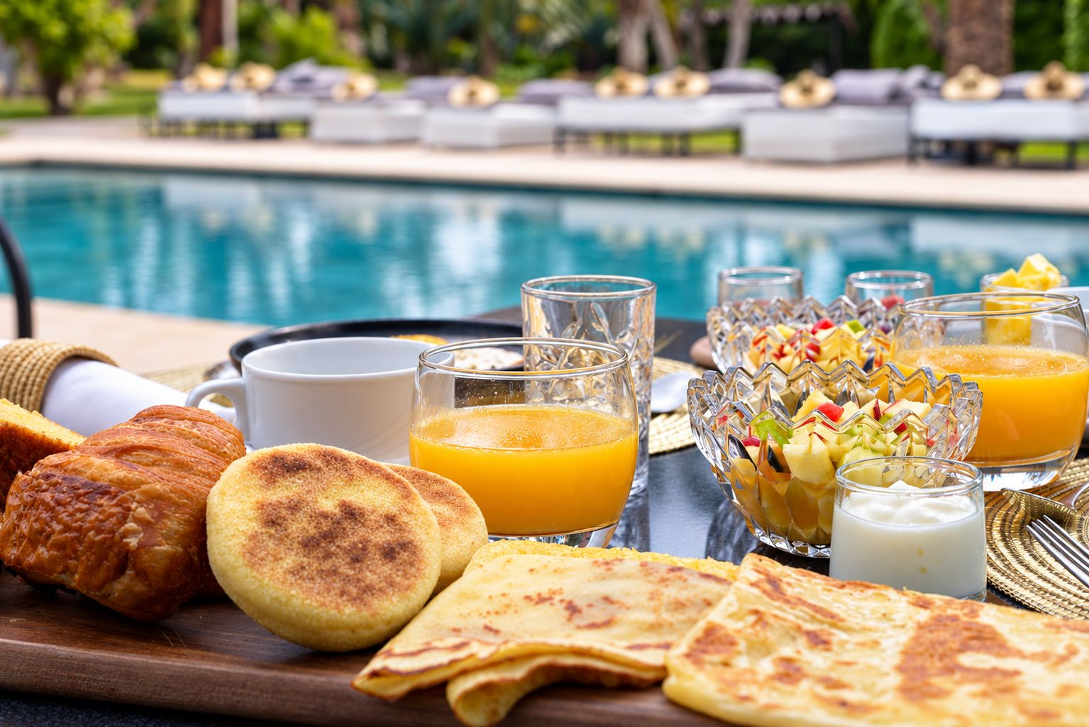 Petit-déjeuner au bord de la piscine